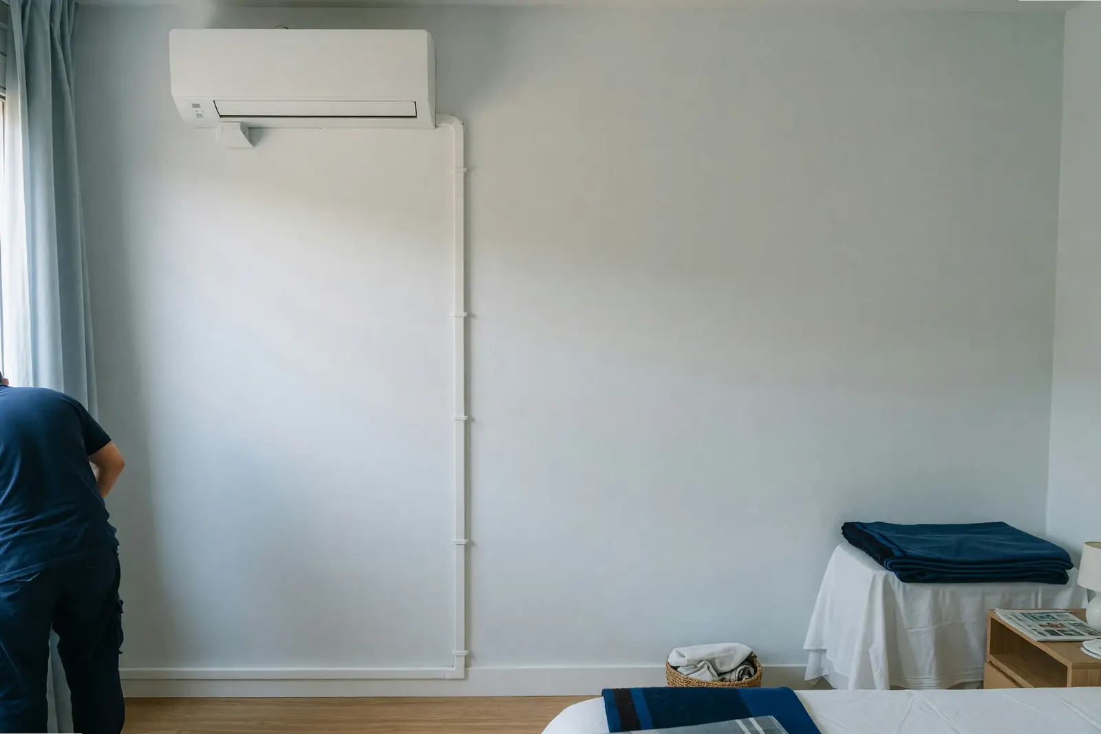 Split de aire acondicionado instalado sin obra, con la línea frigorífica en canaleta blanca